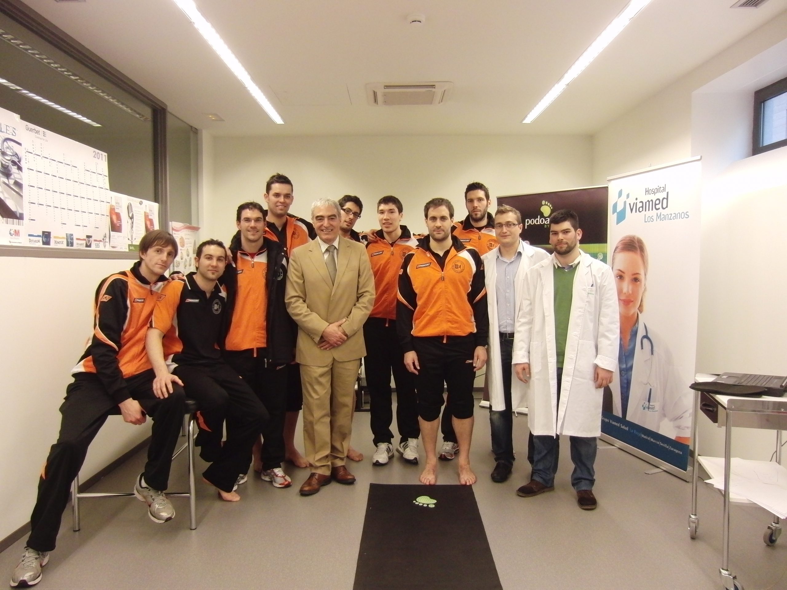 una_parte_de_la_plantilla_del_naturhouse_ciudad_de_logrono_con_el_equipo_de_podologos_0_en