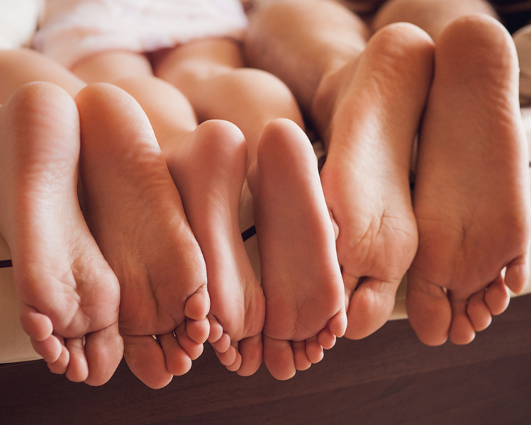 Tres tipos de pies de mujer, hombre y niño