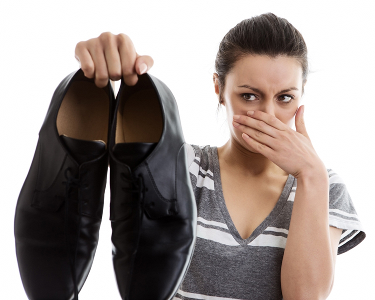Mujer tapando la nariz por el mal olor de los zapatos en primavera