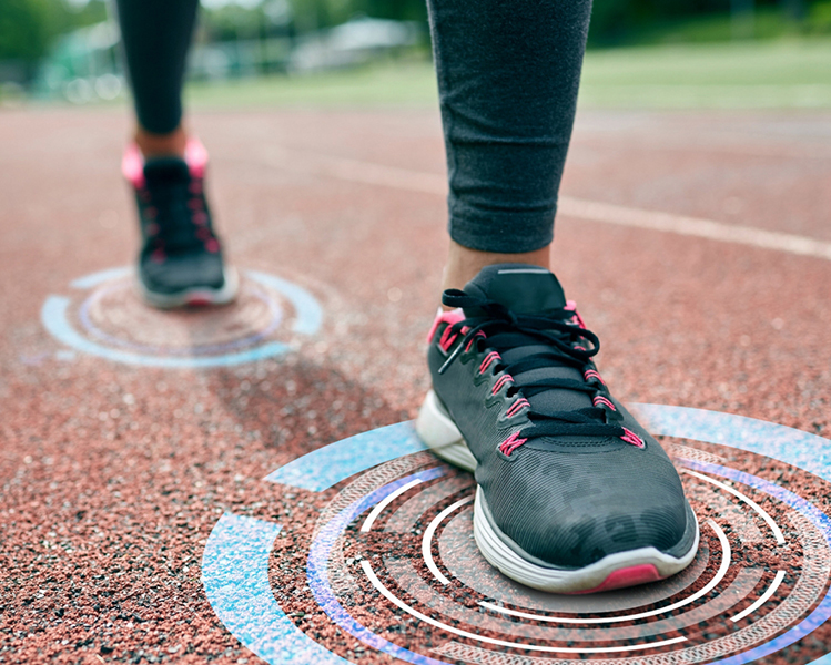 pies en una pista de atletismo con una creatividad de las huellas