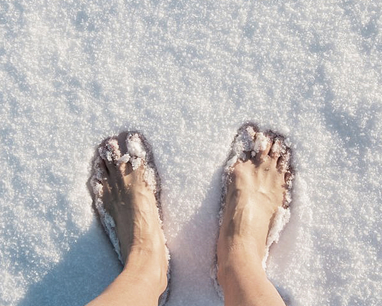 pies descalzos sobre la nieve