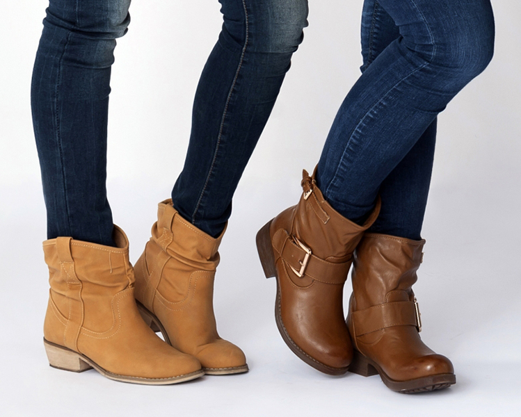 dos mujeres con botas de invierno para evitar el friío