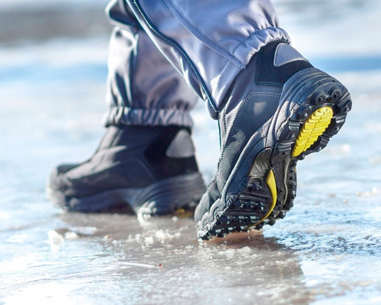 botas de montaña sobre una superficie con hielo