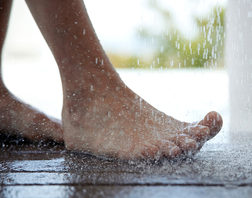 Con los pies se evita el deslizamiento al caminar por superficies mojadas
