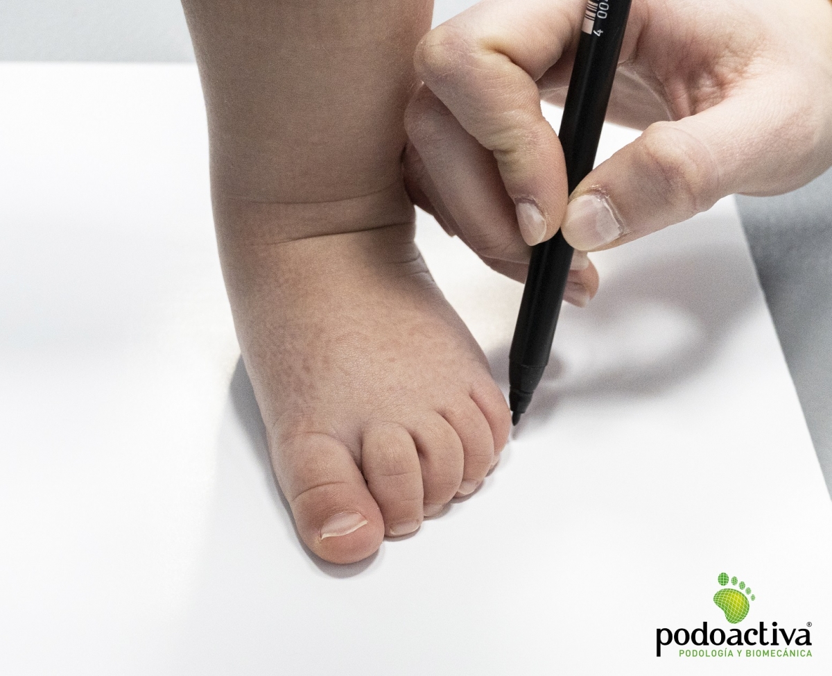 Comment calculer la bonne pointure pour les chaussures des plus petits avec un stylo et une feuille de papier.