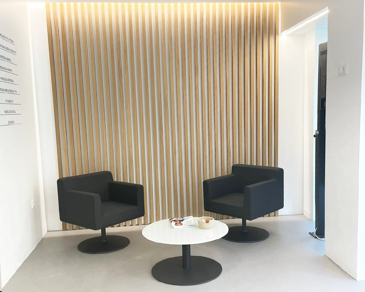 sala de espera en Clínica Podoactiva Alicante con dos sillones