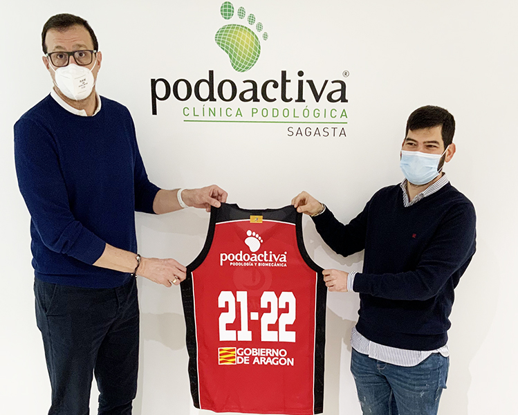 Firma de renovación del acuerdo entre Podoactiva y el Casademont Zaragoza en Clínica Podoactiva Sagasta en Zaragoza