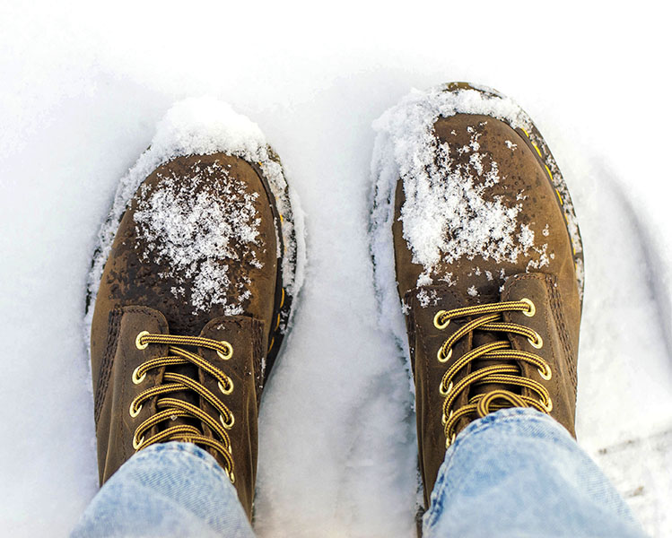 botas con nieve en invierno