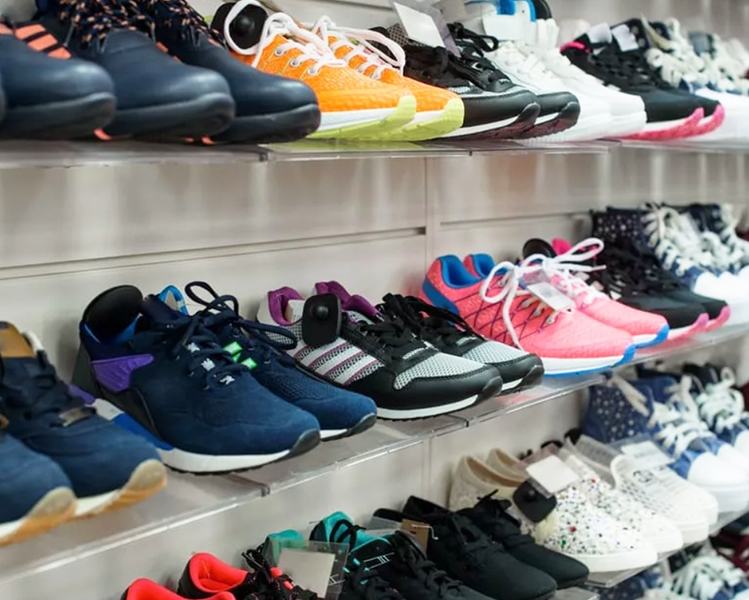 Zapatillas de deporte colocadas en las estanterías de una tienda