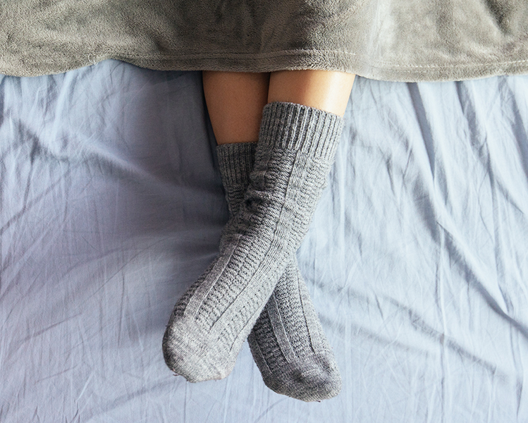 calcetines sobre la cama grises de invierno