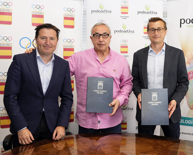Firma COE y Podoactiva con los representantes de ambas entidades