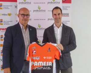 Acto de firma con Carlos Ranera, presidente del Club Voleibol Teruel, y Miguel Subirá, gerente de Podoactiva.