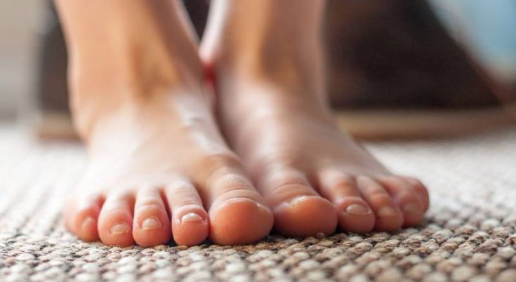 Andar descalzo produce beneficios físicos y cognitivos en los niños