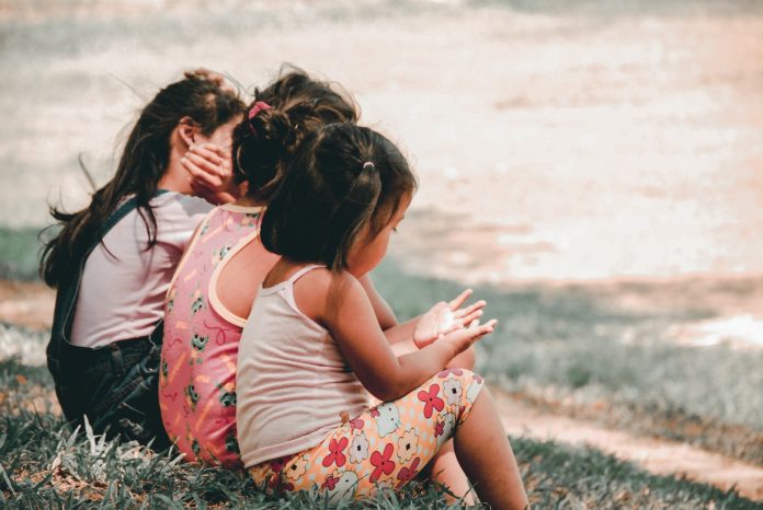 Andar descalzo también tiene beneficios cognitivos entre los niños