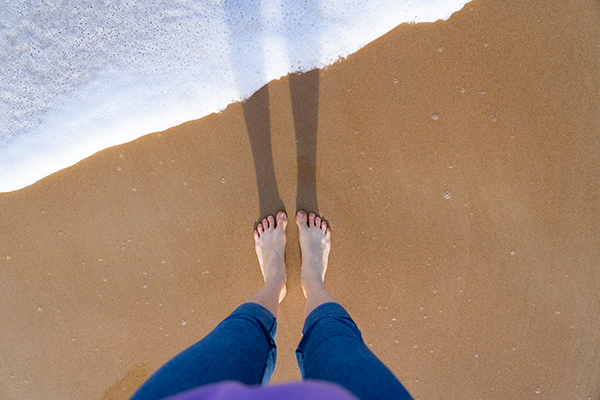 Los riesgos y beneficios de caminar por la playa, según dos podólogos: “Los músculos trabajan más”