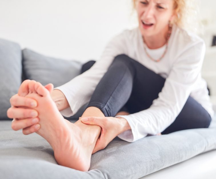 Dedos torcidos o desviados en los pies o clinodactilia. Síntomas