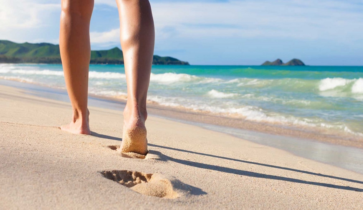 En verano las playas se llenan de gente caminando y realizando deporte descalzos. 