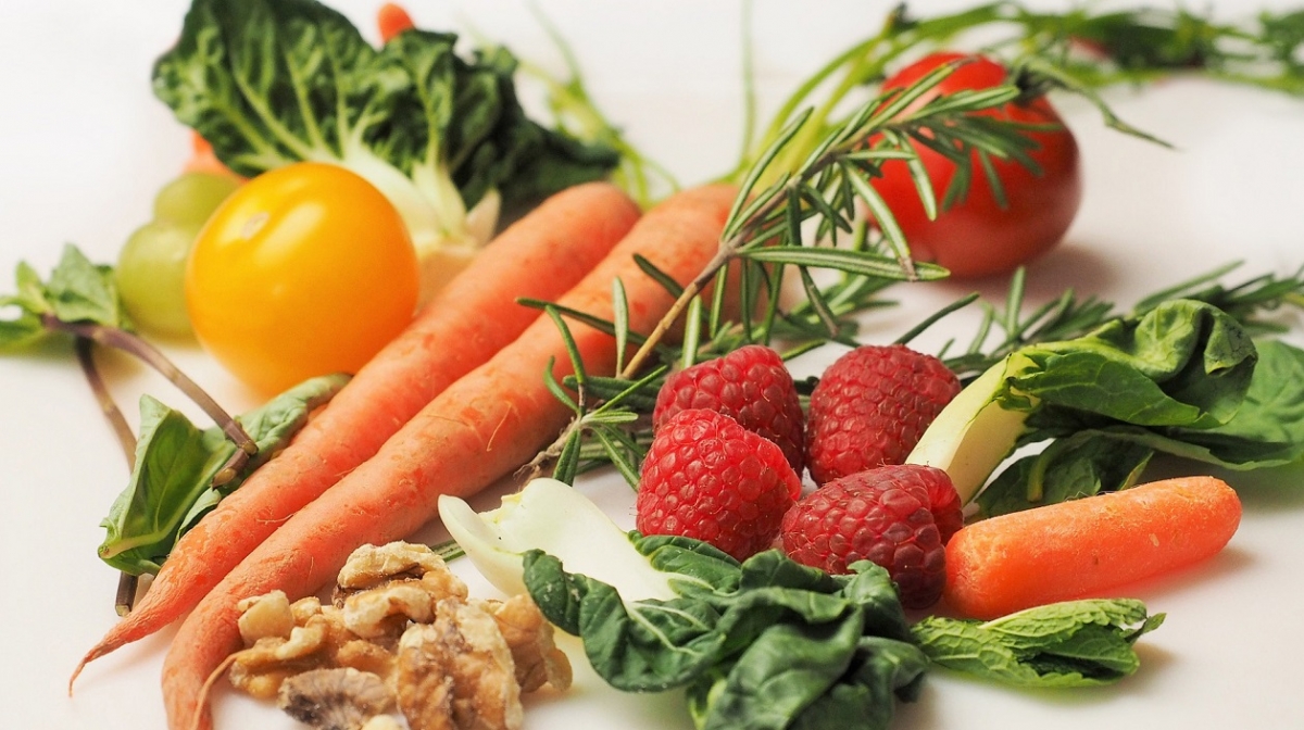 Alimentos como zanahorias, verduras y nueces