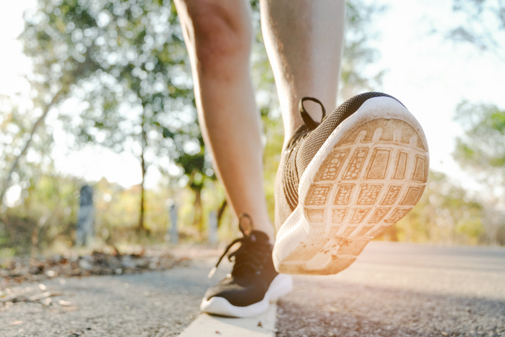 ¿Arrastras los pies al caminar? Analizamos las causas de esta marcha