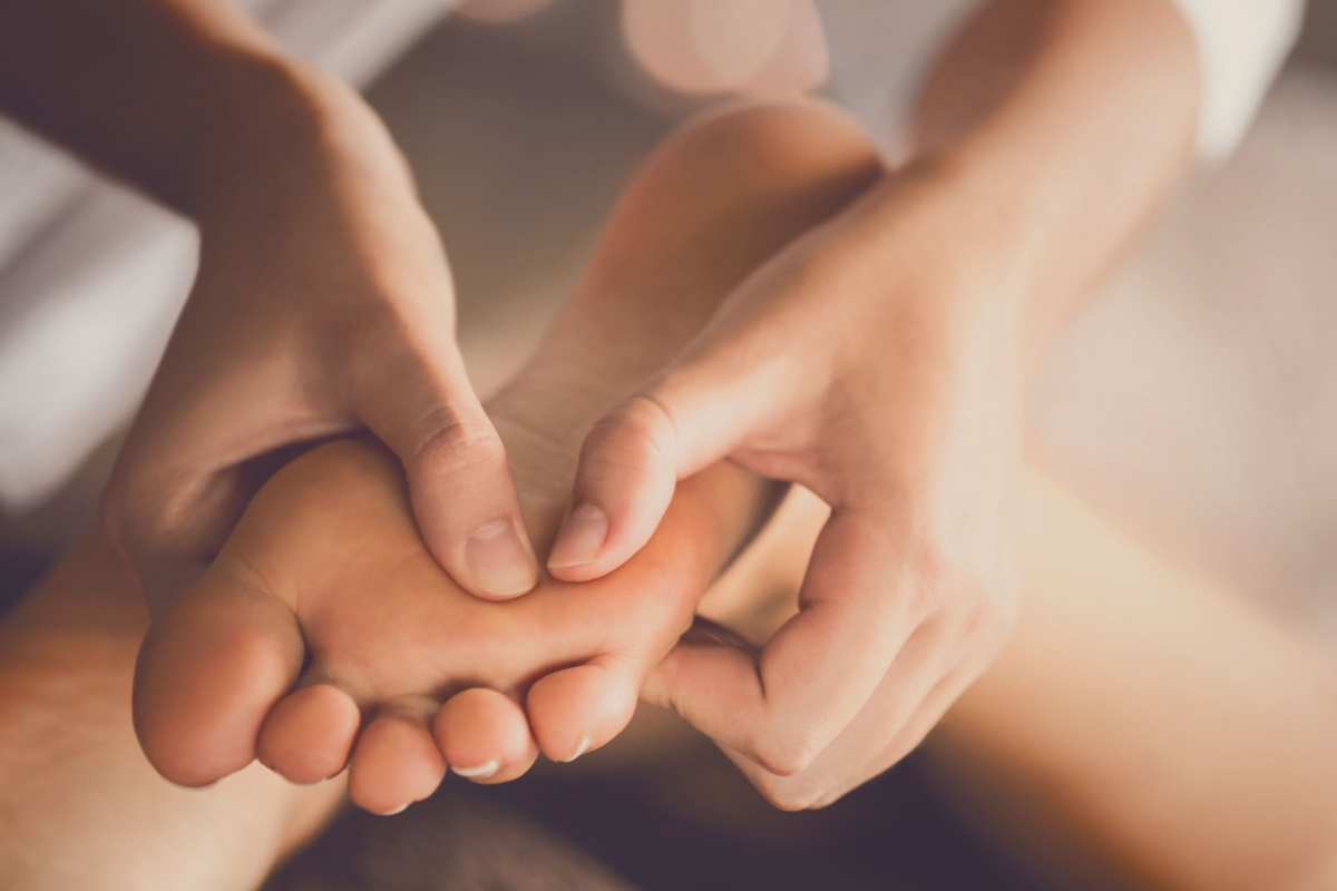 Mujer tocando la planta del pie