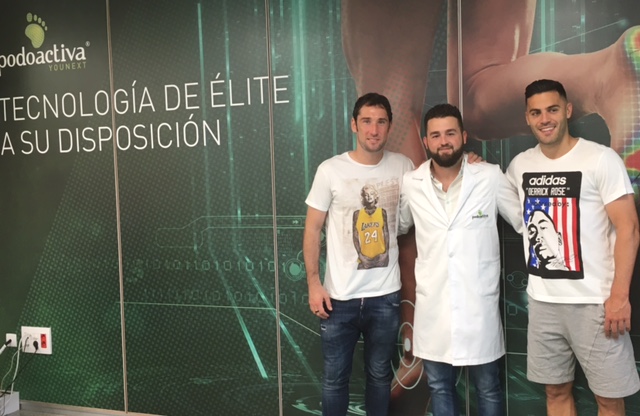El pasado mes de mayo en la clínica Nisa Sevilla Aljarafe, los jugadores del Betis, Dani Giménez y Bruno.