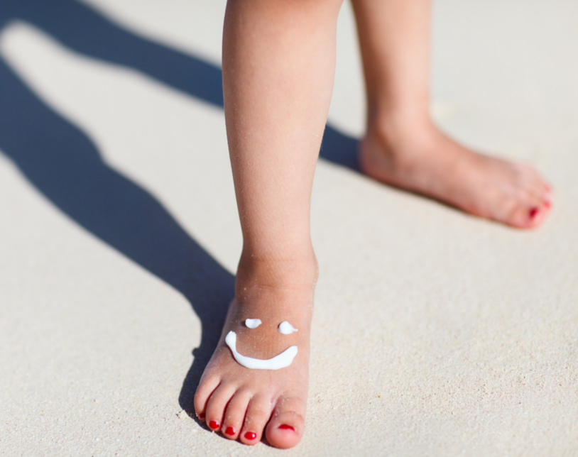 No olvides poner crema solar en tus pies. 