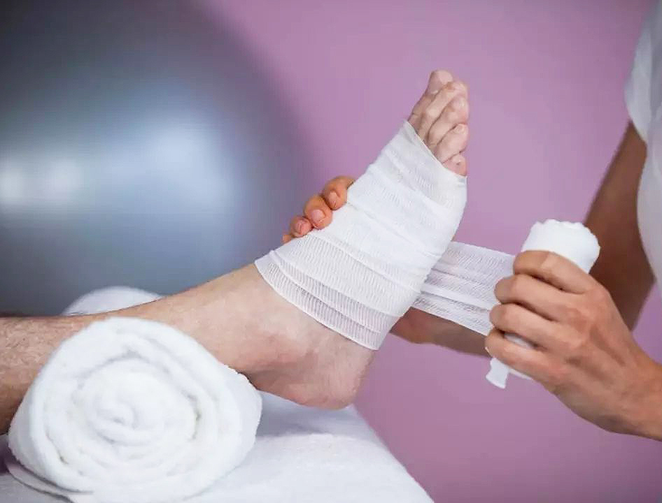 Si la herida o corte en el pie sangra mucho hay que comprimir la zona con compresas o gasas.