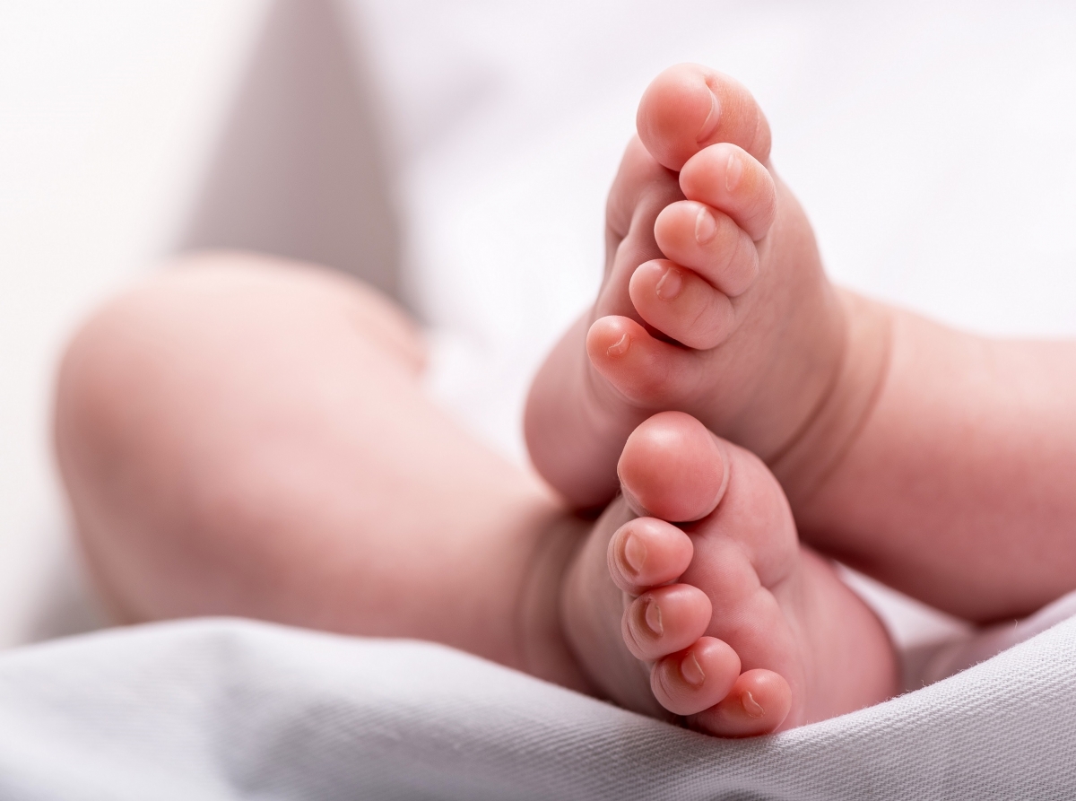 pieds de bébé nouveau-né