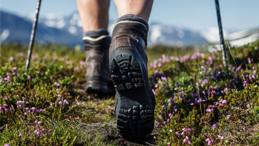 Piernas masculinas con zapatos deportivos de senderismo. piernas